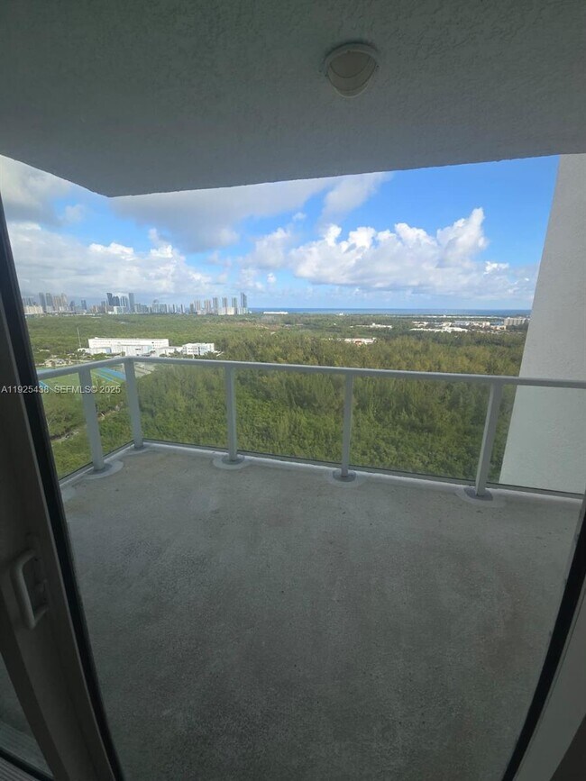 Foto del edificio - 14951 Royal Oaks Ln