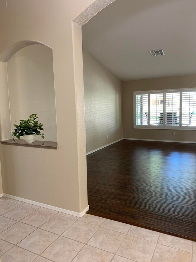 Foto del edificio - 15384 W Piccadilly Rd