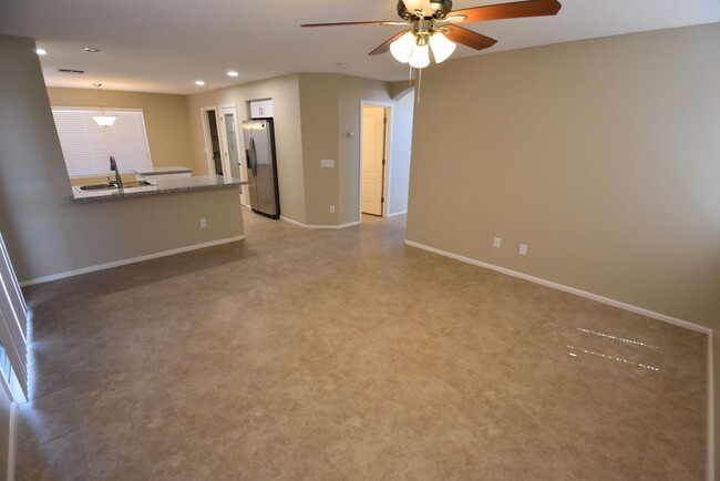 Building Photo - 1618 E Daniella Dr