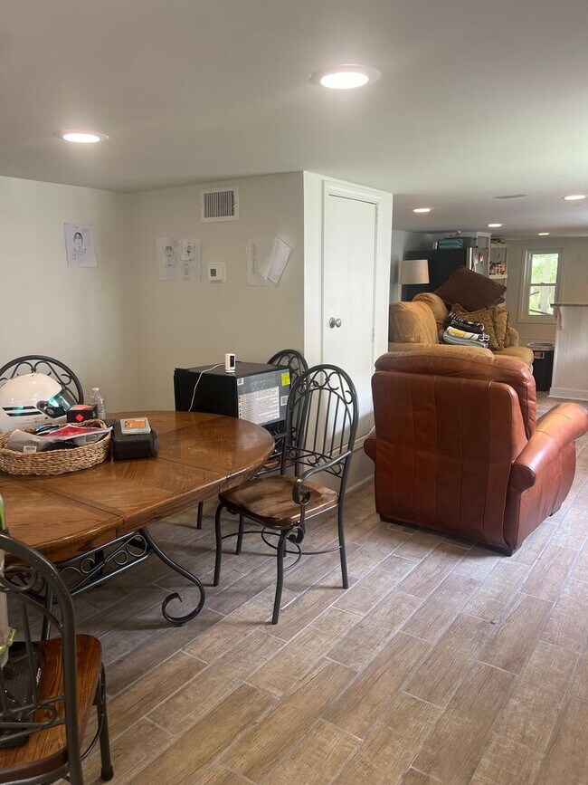 Building Photo - 4 Bedroom Unit off of State St!
