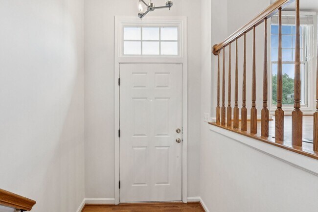 Foto del edificio - Beautiful 3-level colonial-style town home...