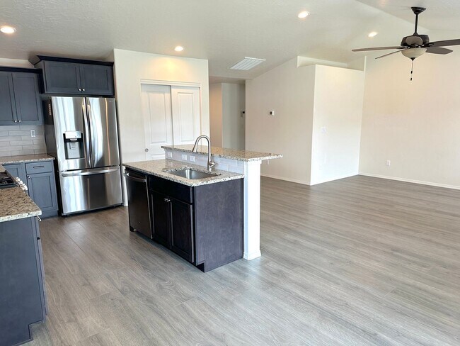 Foto del edificio - 631 Stanley Lake St