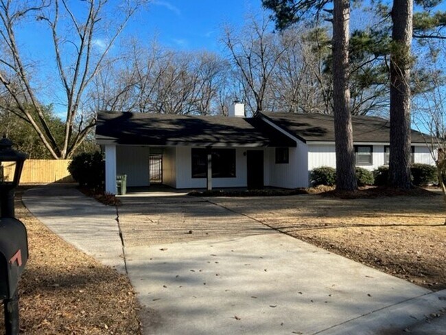 Building Photo - New Price! 3 Bed/1 Bath Available Now!