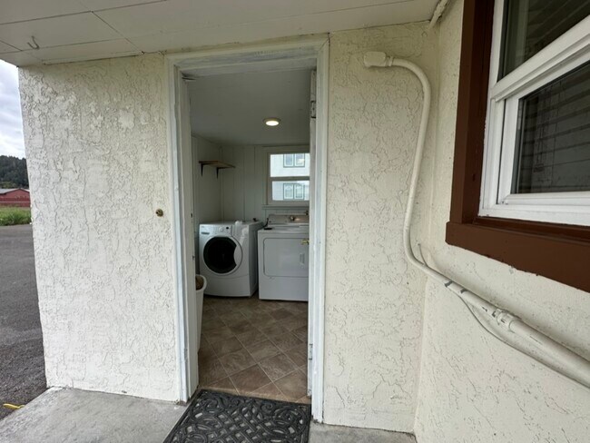 Building Photo - 15415 Main St E