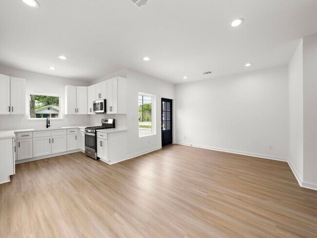 Building Photo - Brand New 3-Bedroom Duplex Near Medical Ce...