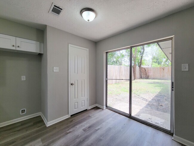 Foto del edificio - REMODELED 4 BEDROOM 2 BATH LEASE HOME IN HOUSTON