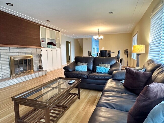 Foto del edificio - AVAILABLE Aug. 1 - 4 BEDROOM 3 BATHROOM - GORGEOUS LAKE VIEWS