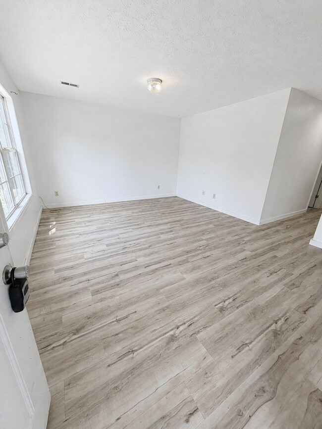 Building Photo - 4031 White Oak Rd