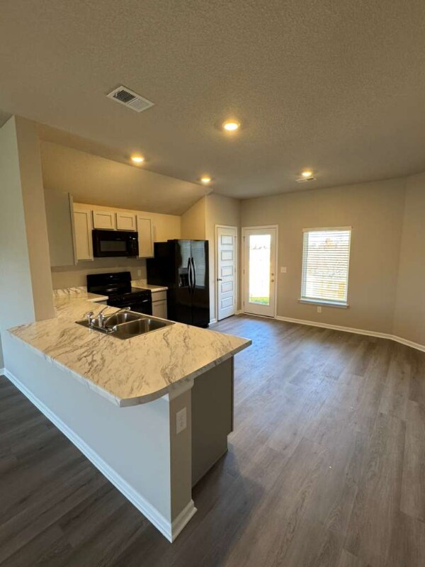 Building Photo - 526 W Fountain Cir