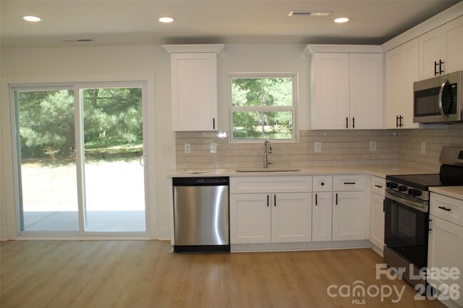 Building Photo - 562 W Park Ave