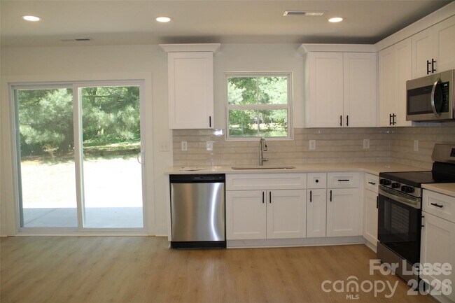 Foto del edificio - 562 W Park Ave