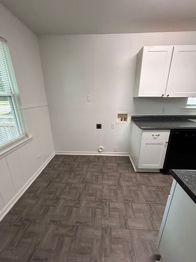 Building Photo - 708 Sunny Ln