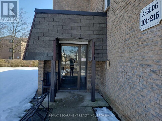 Building Photo - 41-241 Rykert St