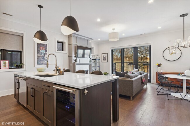 Living Room/Kitchen view - 3946 N Hoyne Ave