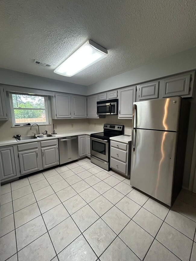 Building Photo - Spacious 3 Bed, 2 Bath Home in the Heart o...