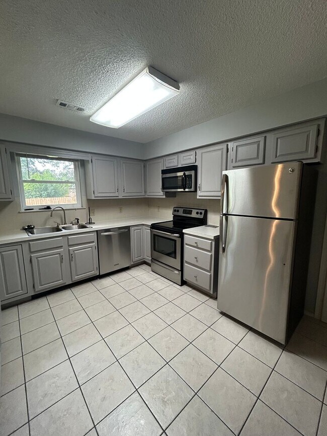 Foto del edificio - Spacious 3 Bed, 2 Bath Home in the Heart o...