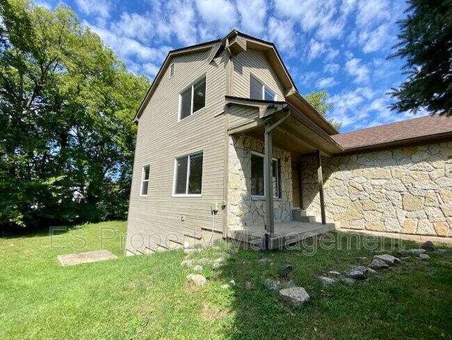 Foto del edificio - 6879 Oak Lake Dr