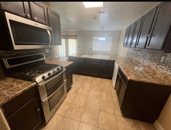Building Photo - Welcome to this charming 3 bedroom, 2 bath...