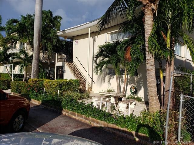 Foto del edificio - 7435 Byron Ave