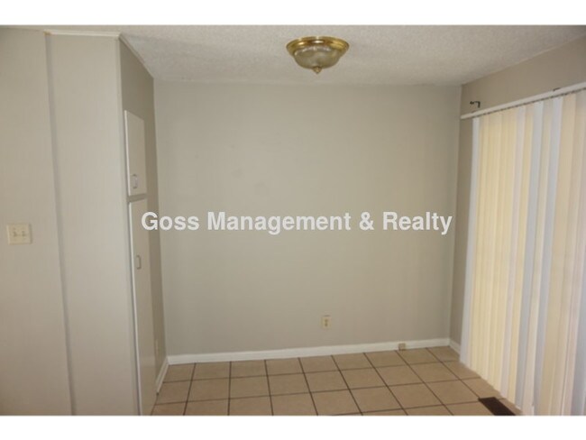 Building Photo - Two Bedroom Townhouse Near Pulaski Tech