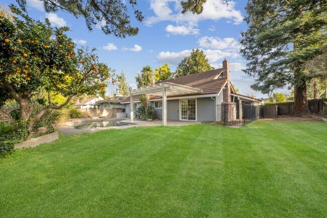 Foto del edificio - Welcome to this beautifully updated 4-bedroom, 2.5-bath home