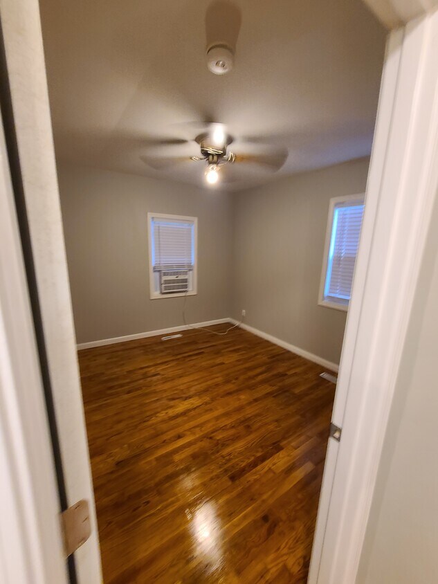 NE bedroom. Fully renovated w/ closet - 1523 W 22nd Ter