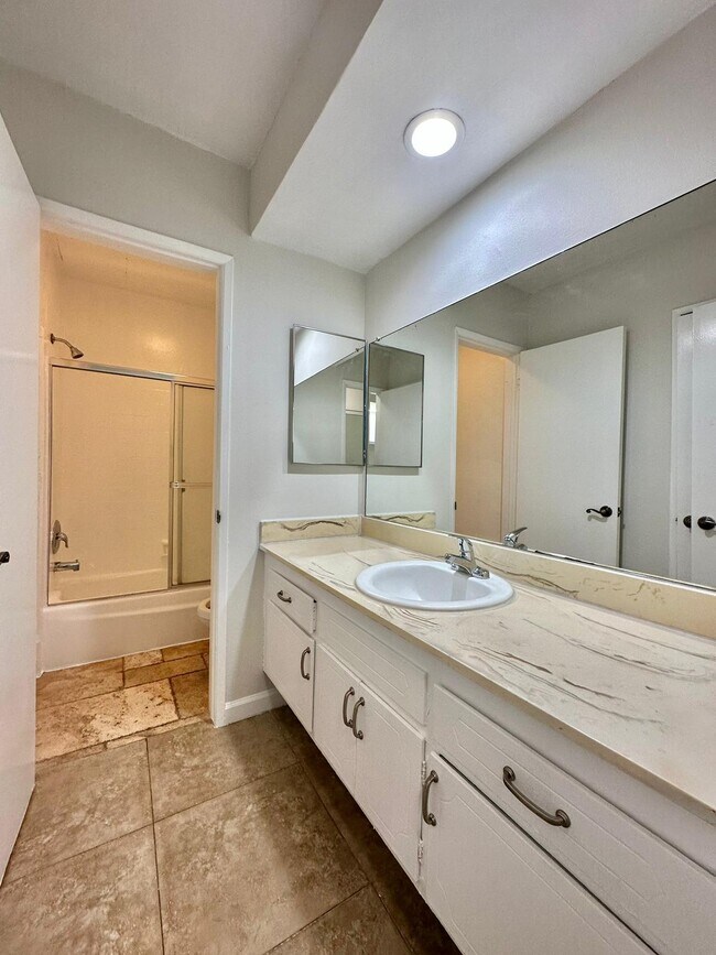 Foto del edificio - 531 S Mariposa Ave