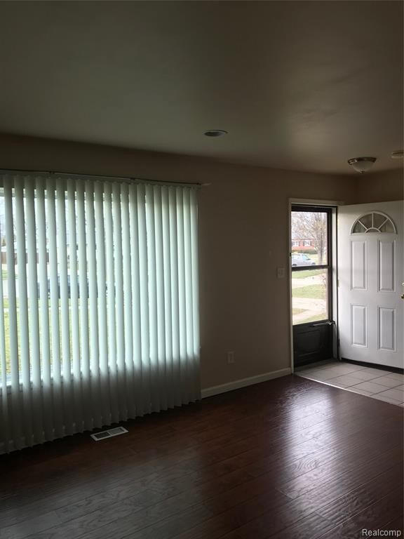 Building Photo - 37116 Castleton Dr
