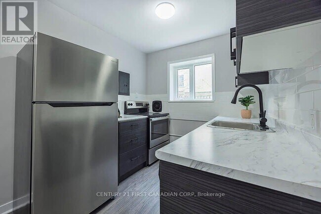 Photo du bâtiment - 871-871 Adelaide St N
