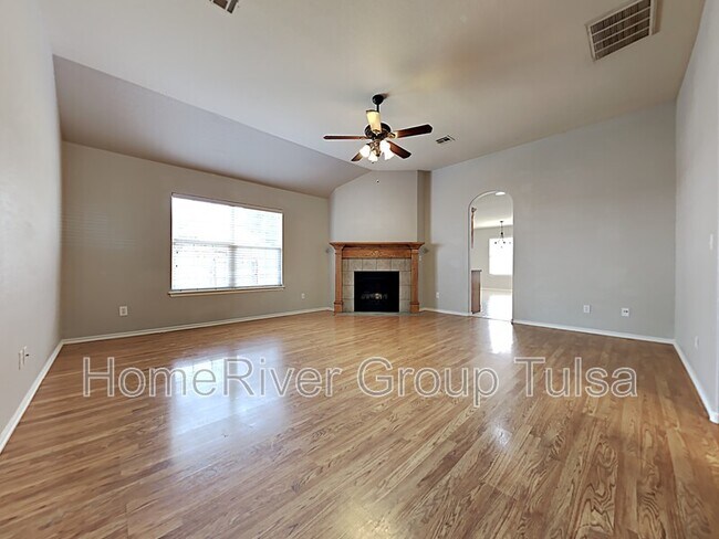 Foto del edificio - 10222 E 99th St N