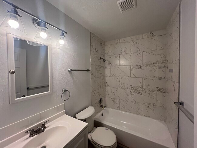 Building Photo - 1319 E Vista Ave