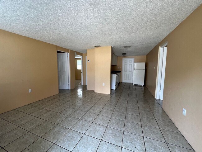 Building Photo - Quaint 3 bedroom home