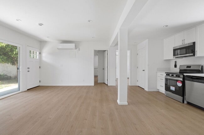 Building Photo - 3118-3114 W 109th St