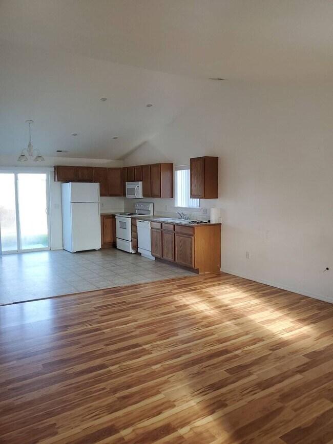 Foto del edificio - April Rent FREE - Double Car Garage & Fenced Yard