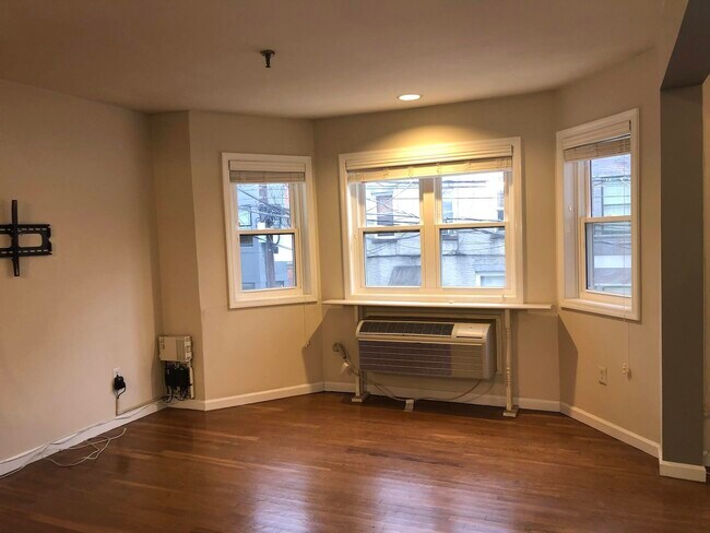 Building Photo - 210 2nd St