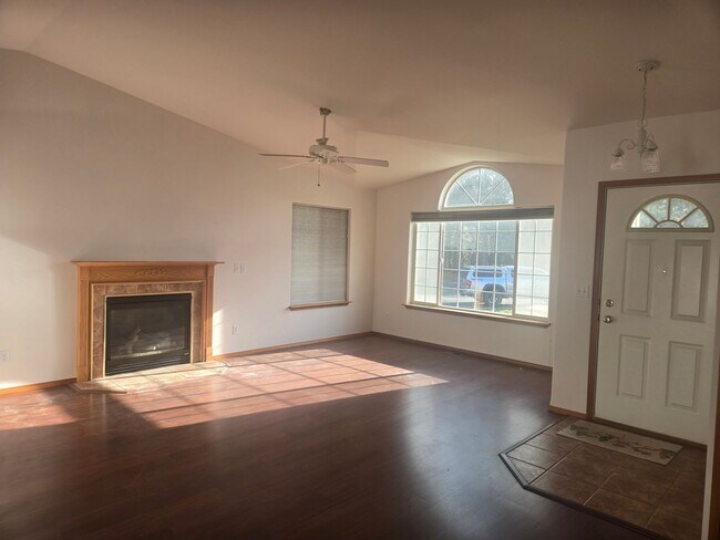 Foto del edificio - Charming 3 Bed / 2 Bath Single-Level Home in CDA – Available Now!