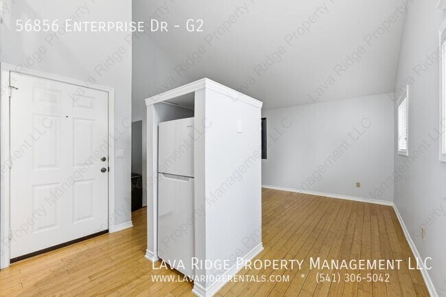 Foto del edificio - 56856 Enterprise Dr