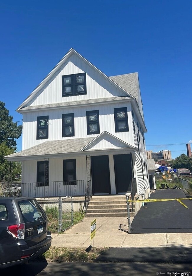 Building Photo - 141 Holly St