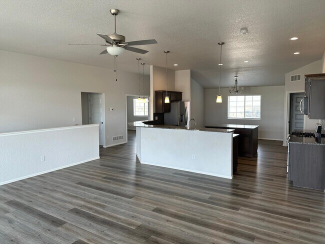 Foto del edificio - 1343 N Dailey Dr