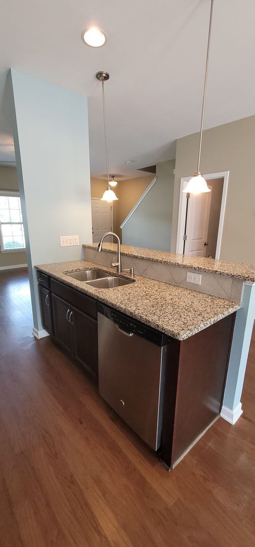 Foto del edificio - Spacious 4 Bedroom, 2.5 Bath Two-story Hom...