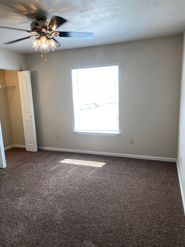Building Photo - Beautiful one bedroom with a balcony!
