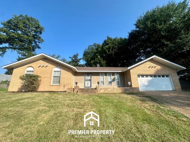Spacious 4BR/2BA Memphis Rental with 2-Car Garage, Hardwood Floors & Fireplace - Spacious 4BR/2BA Memphis Rental with 2-Car Garage, Hardwood Floors & Fireplace House