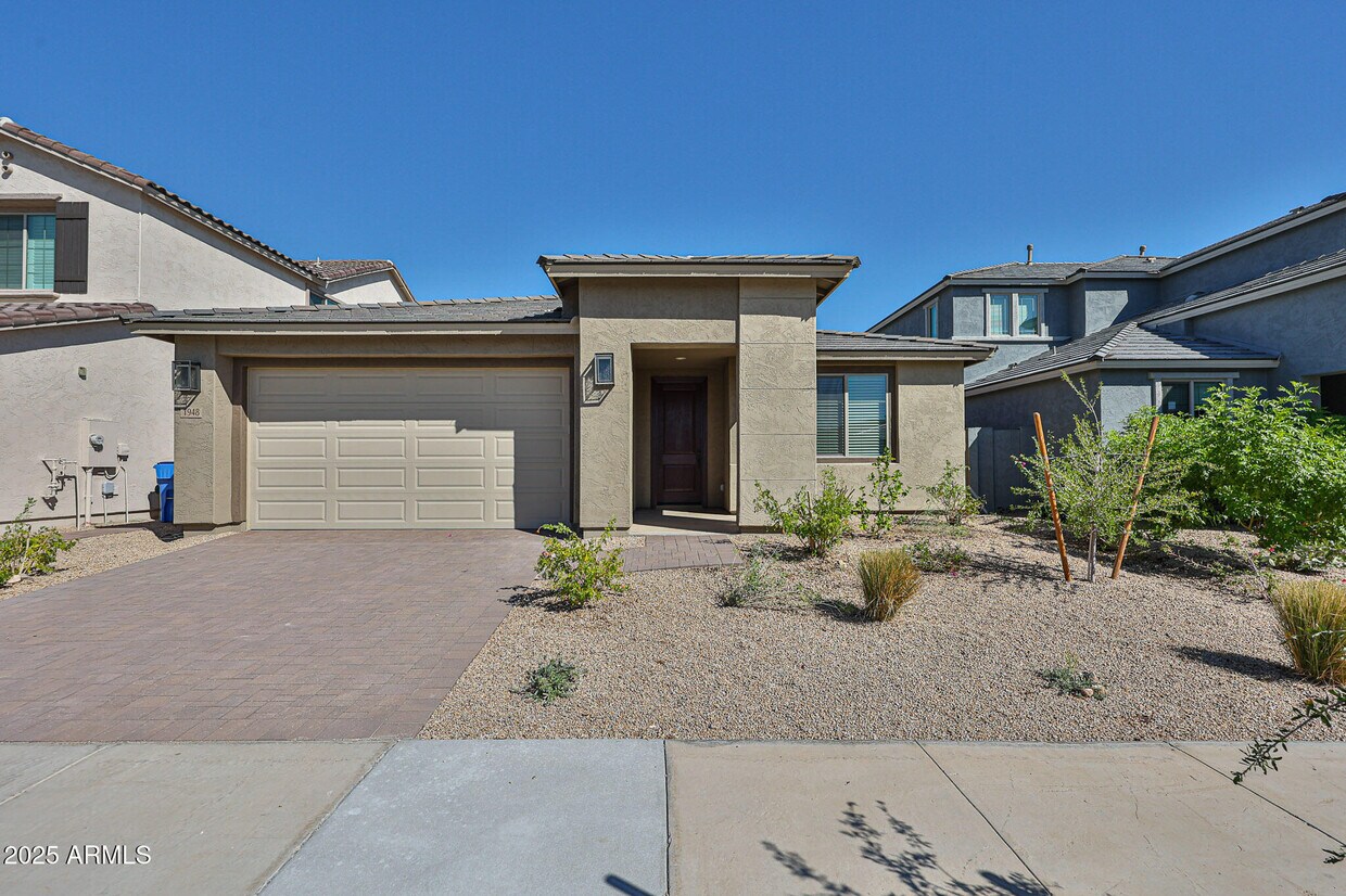 Foto principal - 1948 W Bramble Berry Ln