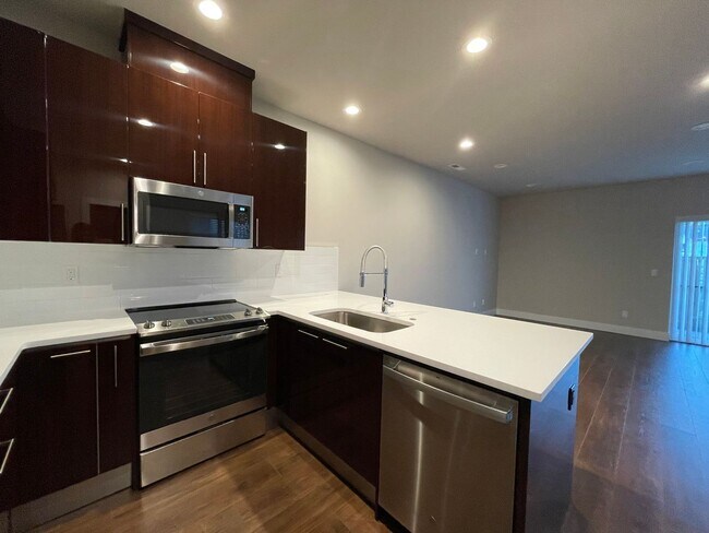 Foto del edificio - Stunning Modern 3 beds + 2.5 baths Smart H...