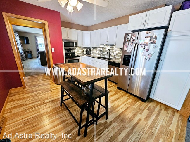 Building Photo - 2 br, 1 bath House - 227 S Walnut St.