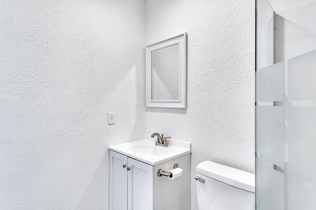 Building Photo - 1 Bedroom Studio in Hollister, MO - All Utilities Included