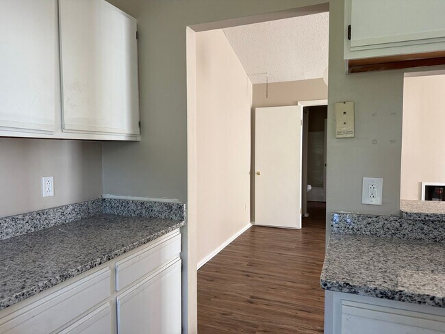 Foto del edificio - 2 bedroom 2nd Story Condo in Virginia Beach