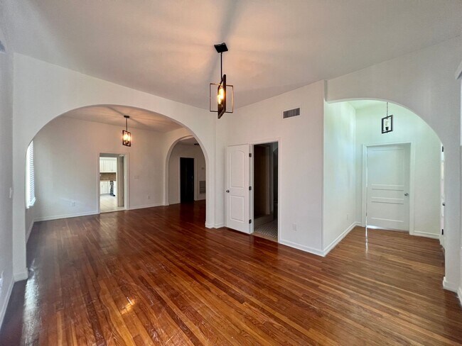 Foto del edificio - 3/2 ground floor unit in downtown historic...