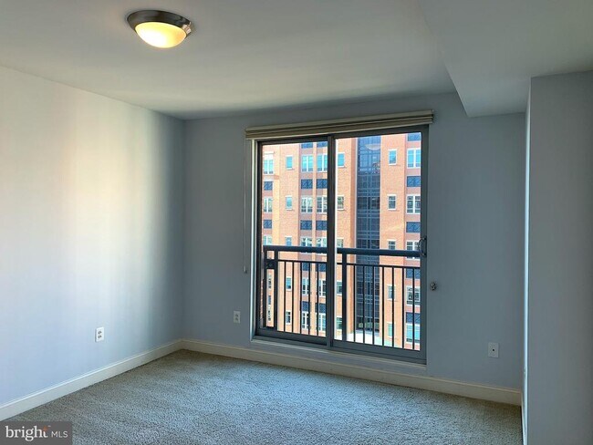 Building Photo - 2050 Jamieson Ave