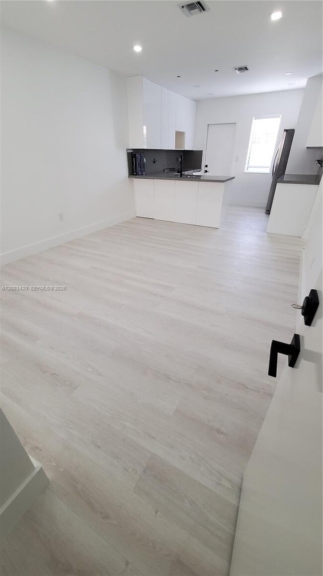 Building Photo - 215 Zamora Ave